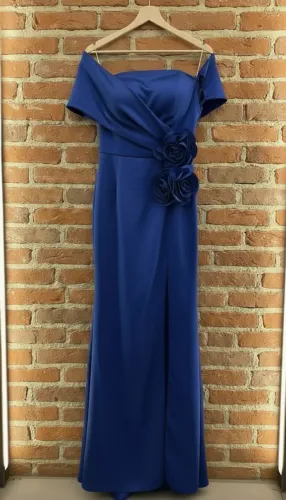 Vestido de Festa Longo Podange Azul Bic Ajustável com Fenda e Aplicação Floral (Uso Único)