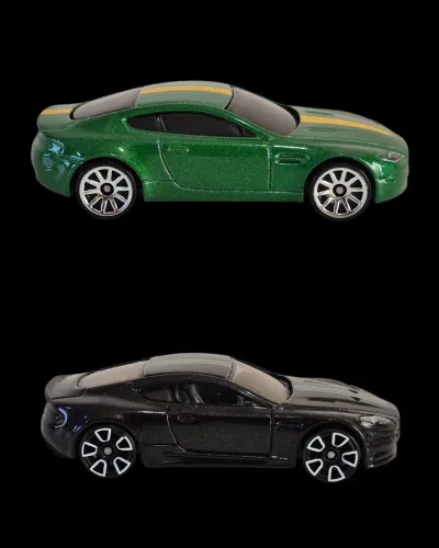 02 Hot Wheels Aston Martin V8 Vantage Loose