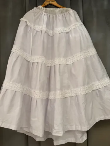 Saia branca rodada com aplique de renda