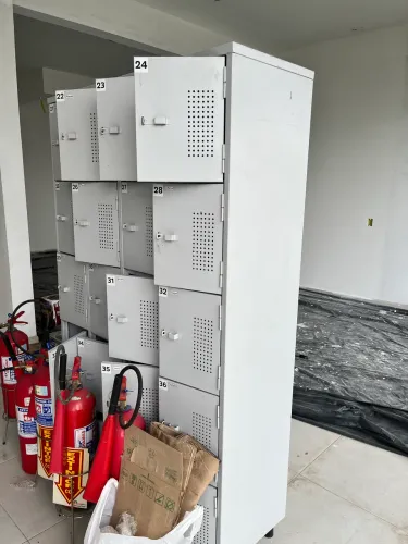 Vendo armário 20 portas de aço 