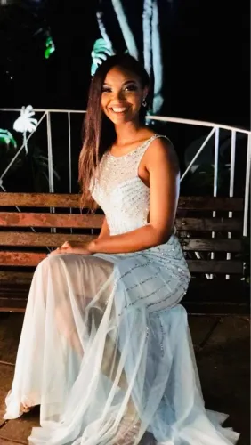 Vestido de festa azul claro com pedrarias