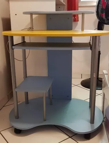 Mesa de estudo para crianças e adultos. 