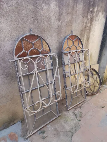 Janelas de ferro com vidros
