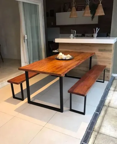 Mesa de jantar rústica com bancos