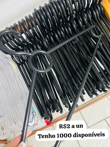 Cabides pretos para roupas - 1000 unidades