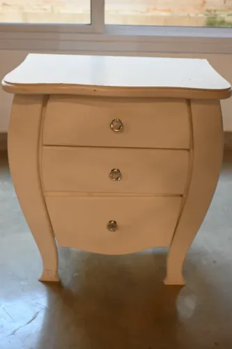 Mesa de Cabeceira Elegante com 3 Gavetas