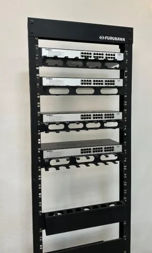 Rack de rede com 4 Switches Intelbras 24 portas - Pronto para uso