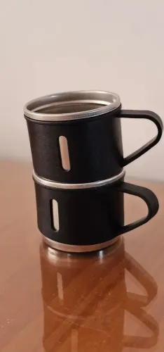 Xícaras pequenas de inox