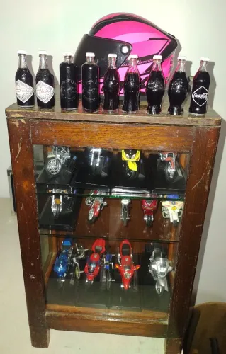 Coleção de motos em miniatura com Expositor de madeira maciça - NOVA PARNAMIRIM-RN