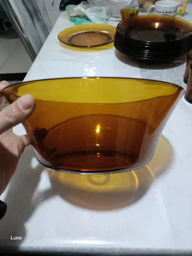 Uma tijela de vidro âmbar Duralex .