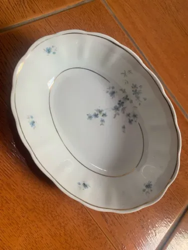 Travessa de porcelana com detalhes florais