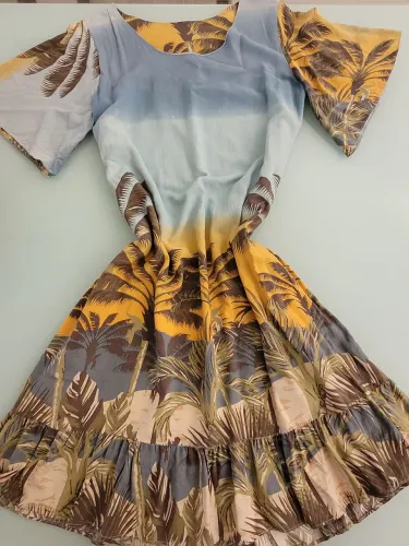 Vestido tropical com estampa de palmeiras