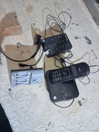 Telefones sem fio e acessórios. Nao sei se funciona 3 unidades