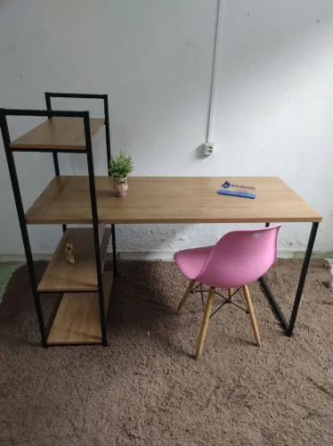 Mesa com Prateleiras - Linha Industrial 