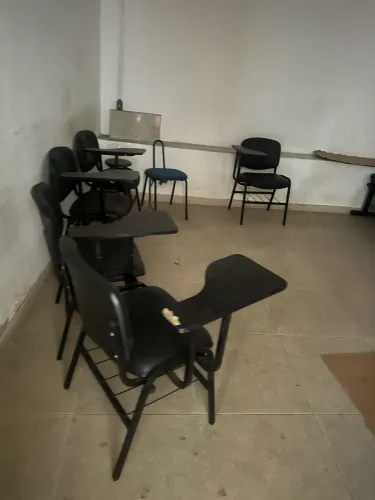 Cadeiras escolares e banco