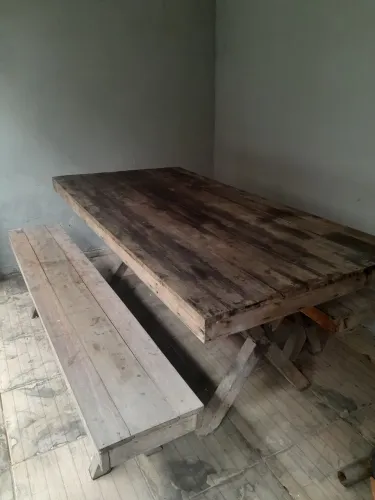 Mesa de madeira rústica com banco