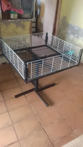 Prateleira de metal para organização