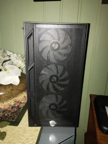 PC Gamer (Intel Xeon E5-2680 v4 2.40 Ghz; AMD Radeon RX580 8GB; 16 GB Ram) + Monitor