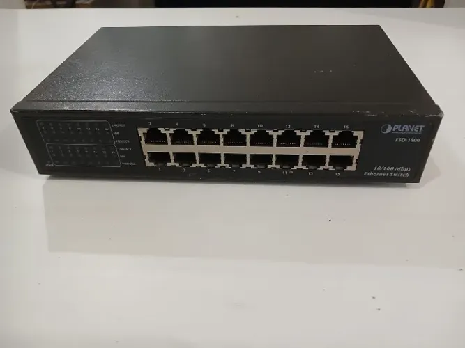 Switch Planet 16 portas FSD-1600  10/100 btx Metal