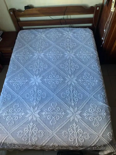 Colcha branca em crochê