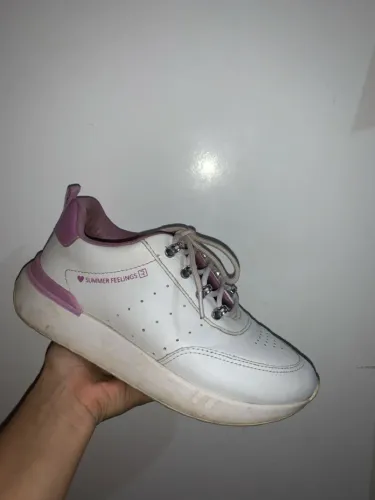 Tênis feminino branco e lilás