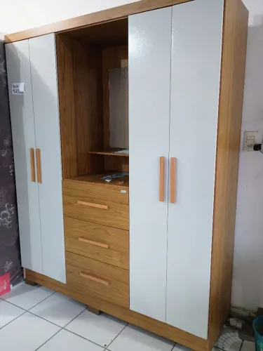 Guarda-Roupas com espelho novo já vai montado 