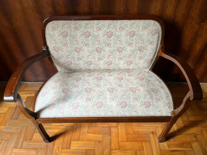 Sofá clássico 2 lugares com design floral