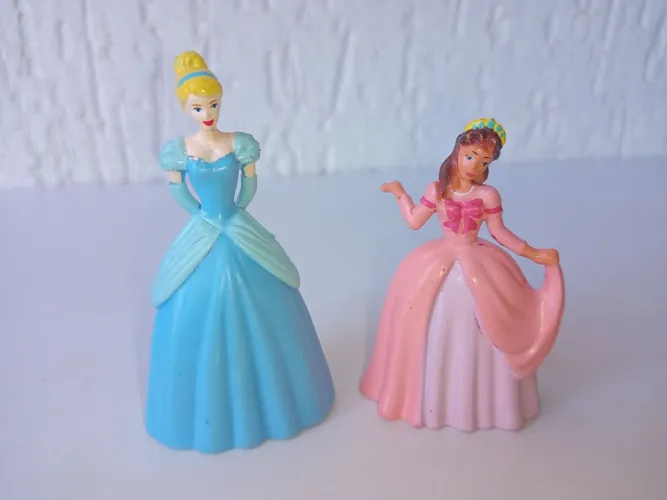 Miniaturas princesas Disney Cinderela e Sofia 