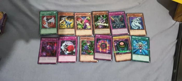 Combo de cartas Yugioh diversos idiomas e raridade