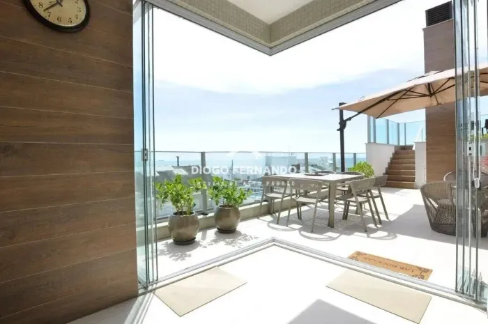 Cobertura no Oceanic Beachfront Residence