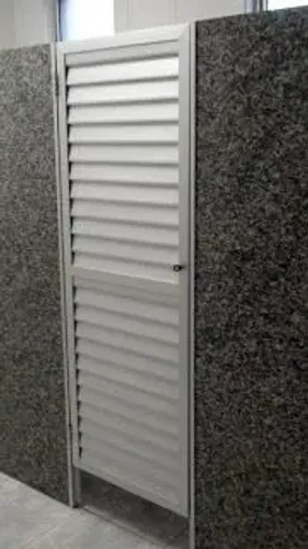 PORTAS EM ALUMÍNIO P VESTIÁRIO.