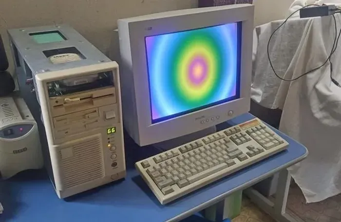 MONITORES CRT (TUBO) DE 15 E 17"