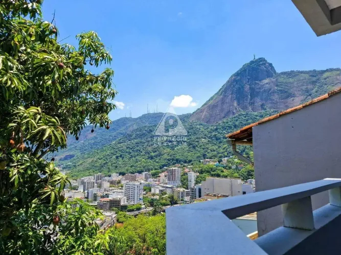 Casa Triplex à venda no Humaitá