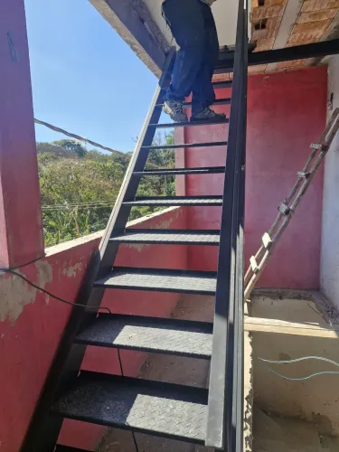 Escada em estrutura metálica