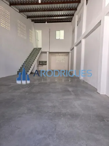 Galpão Comercial para Locação em Salvador-BA, Itapuã: 1 Sala, 2 Banheiros, 2 Vagas de Gara