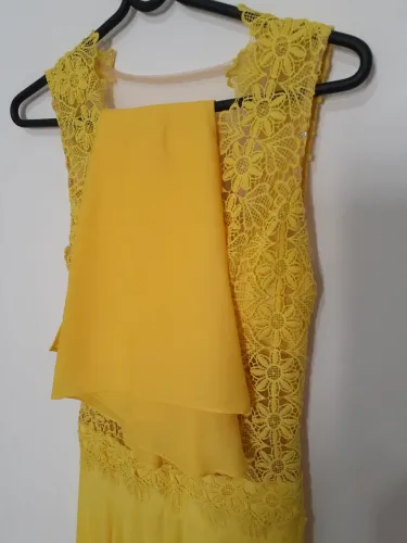 Vestido amarelo com detalhes em renda
