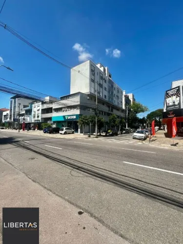 Sala com vaga de garagem, prédio com elevador