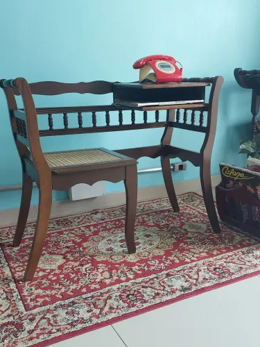 Escrivaninha de madeira com banco acoplado