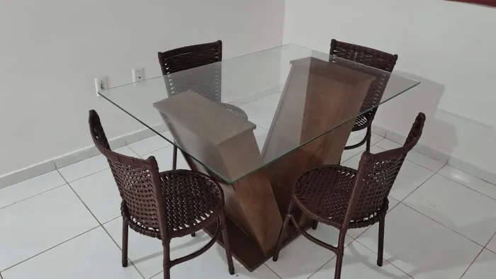 Mesa de vidro com 4 cadeiras 