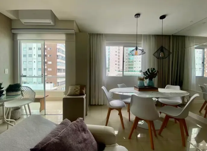 Locação anual - apartamento mobiliado com 2 dormitotios e 1 vaga - Balneário Camboriú