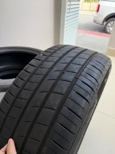 Pneu Range Sport 235/45 - 19