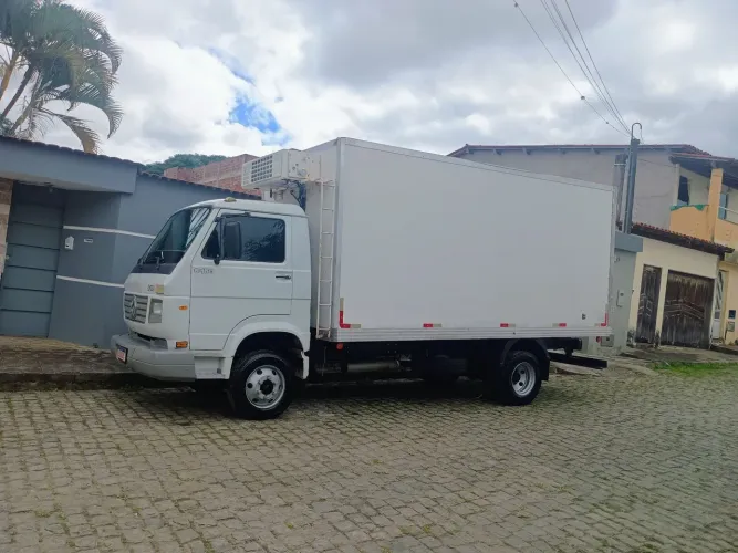 Caminhão VW 8-150 com Baú refrigerado 