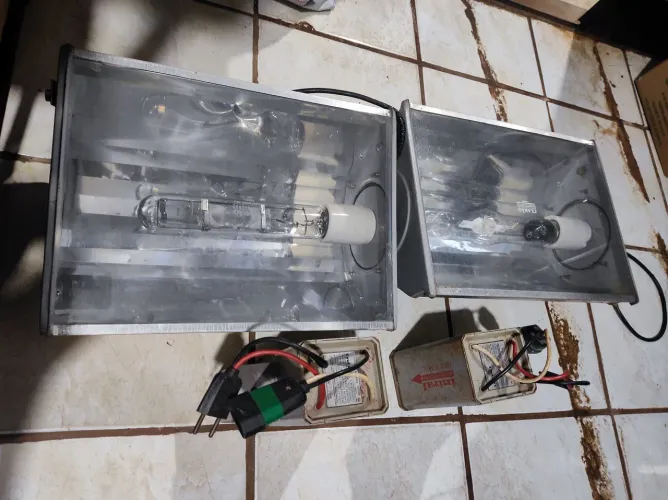 8 refletores HQI 400 w com lâmpada e reator