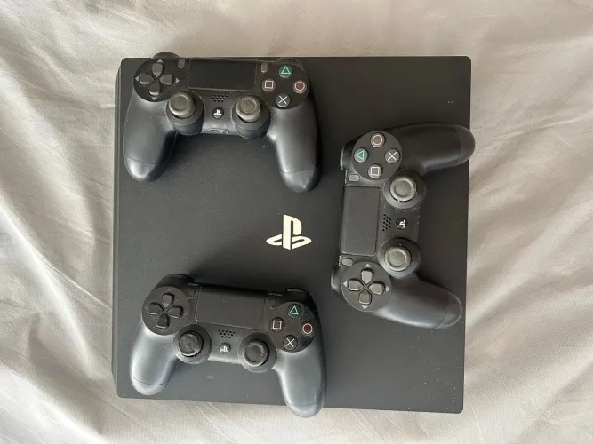 PlayStation 4 Pro usado + 3 controles originais em ótimo estado