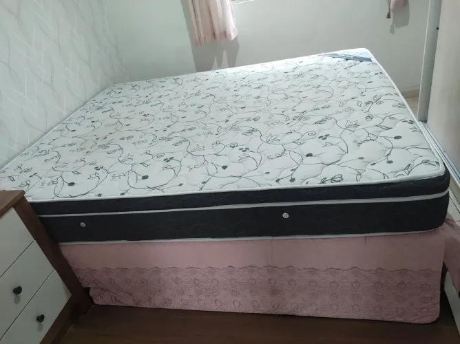 Cama box com colchão de molas ensacadas seminovos