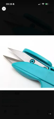 Costureira de máquina reta em casa