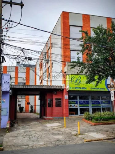 IMOBILIÁRIA SCHOTKIS VENDE AMPLO APARTAMENTO DE 02 DORMITÓRIOS TOTALMENTE REFORMADO, DESOC