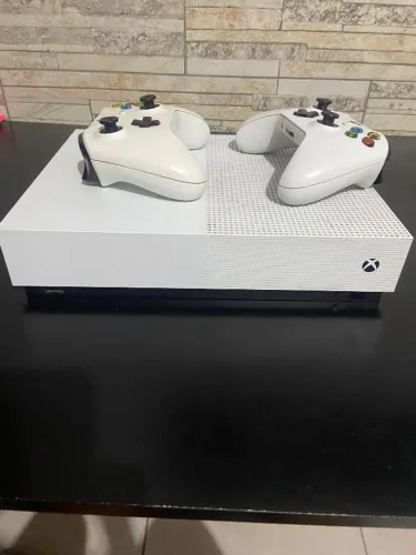 Xbox one s, 1tb, dois controles e diversos jogos