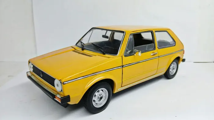 Miniatura Volkswagen Golf GTI MK1 1:18