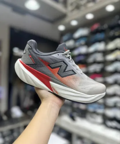 Tênis New Balance Fuelcell Rebel V5